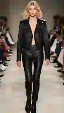 Modella in passerella con giacca di pelle nera e pantaloni di pelle abbinati. Opzione vestiti per il cambio vestiti AI.