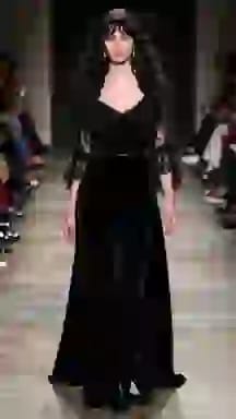 Modella in passerella con un abito di velluto nero. Opzione vestiti per il cambio vestiti AI.