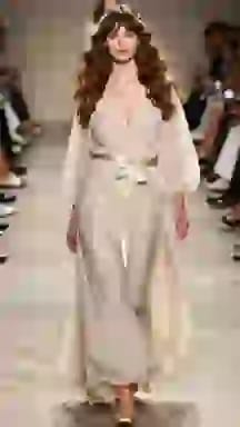 Modella in passerella con un abito fluido in chiffon color crema con cintura in raso. Opzione vestiti per il cambio vestiti AI.