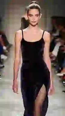 Modella in passerella con abito sottoveste in velluto blu scuro con collant a rete. Opzione vestiti per il cambio vestiti AI.