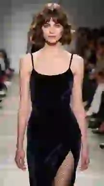 Modella in passerella con un abito sottoveste in velluto blu scuro. Opzione vestiti per il cambio vestiti AI.