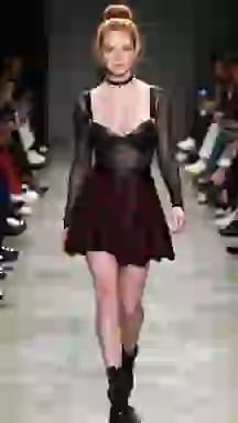 Modella in passerella con top nero velato e gonna a pieghe scozzese con girocollo. Opzione vestiti per il cambio vestiti AI.