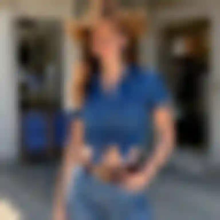 Una donna in abito da cowgirl con un cappello di paglia da cowgirl posa con sicurezza fuori da un negozio, mostrando l'effetto del cambiavestiti AI.
