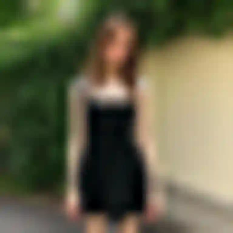 Una donna vestita di nero posa con sicurezza su una strada, mostrando l'effetto del cambio di vestiti dell'intelligenza artificiale.