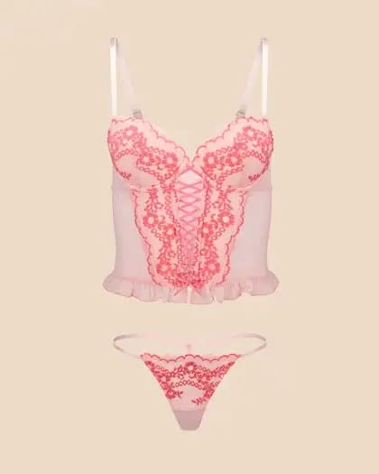 AI mặc bộ đồ lót ren màu hồng với mặt trước kiểu áo nịt ngực và viền xếp nếp