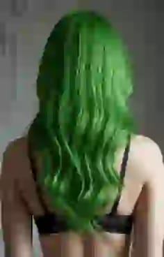 녹색 웨이브 머리를 가진 여성의 뒷모습. AI 이미지 생성기의 머리 색깔 옵션입니다.