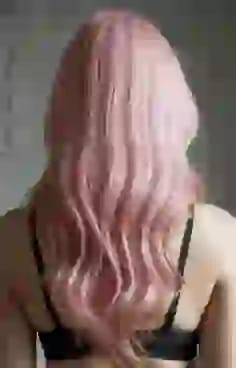 연한 분홍색 머리를 한 여성의 뒷모습. AI 이미지 생성기의 머리 색깔 옵션입니다.