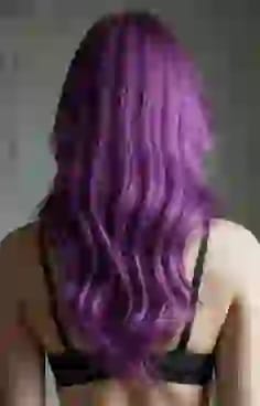 보라색 웨이브 머리를 한 여성의 뒷모습. AI 이미지 생성기의 머리 색깔 옵션입니다.