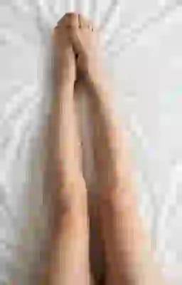 AI가 생성한 자연스러운 피부톤의 맨다리를 표현한 하체 이미지입니다.