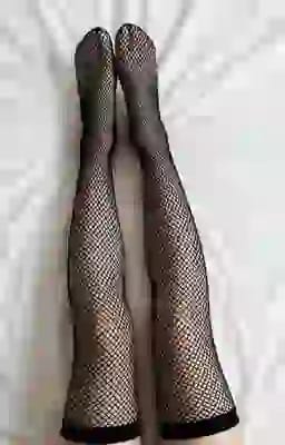 망사스타킹을 착용한 여성의 AI 하반신 이미지입니다.