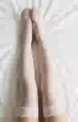 섬세한 레이스 스타킹을 신은 여성의 AI가 생성한 하반신 이미지.