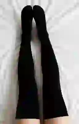 무릎 위 양말을 신은 여성의 AI가 생성한 하반신 이미지.