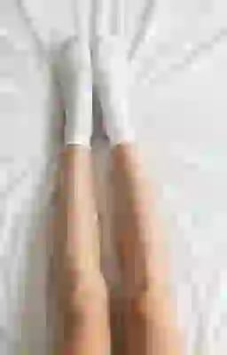 캐주얼한 발목 양말을 신은 여성의 AI가 생성한 하반신 이미지.