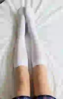 종아리 중앙에 흰색 양말이 달린 다리 한 쌍. AI 이미지 생성기의 양말 옵션입니다.