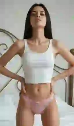 흰색 탱크탑과 핑크색 팬티를 입은 검은 머리의 여성이 엉덩이에 손을 얹은 채 자신감 있게 서 있습니다. AI 이미지 생성기의 포즈 옵션입니다.