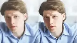 写真のぼやけを解除して写真を復元する AI を使用する男性
