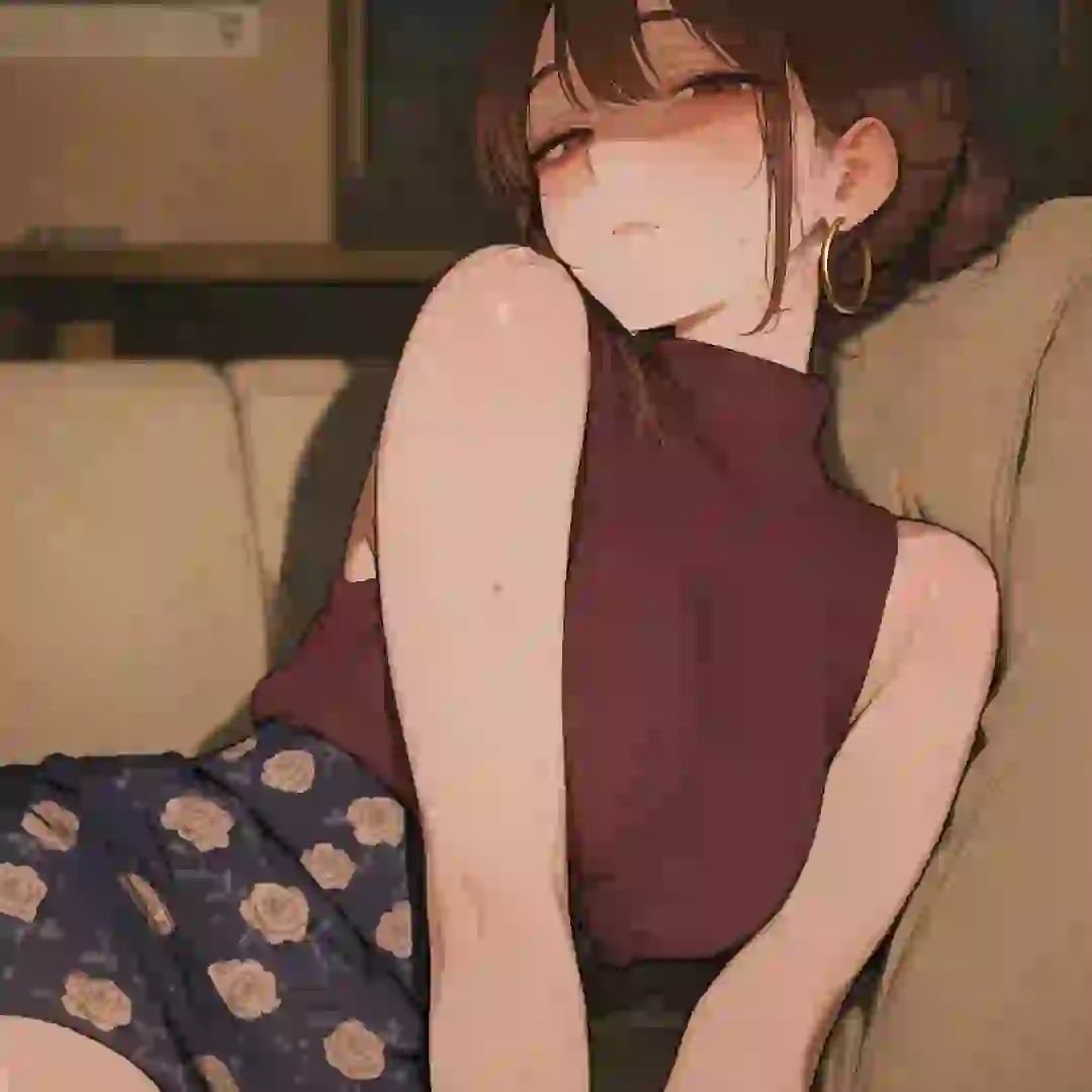 Kvinnelig animefigur i mørkerød topp og blomsterskjørt poserer på sofaen. Mal for nsfw anime AI-generator.