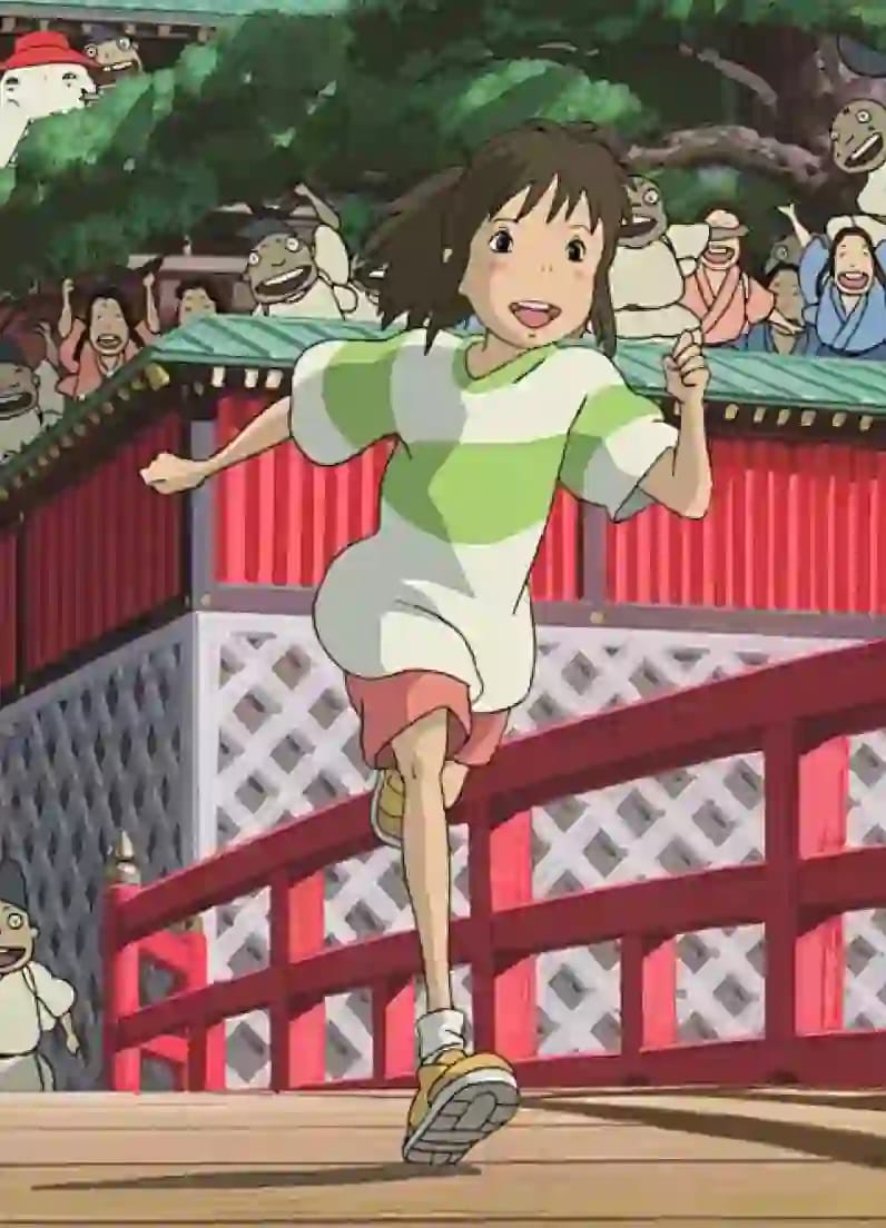 Totoro di un film di Miyazaki con in mano un ombrello e due bambini che si nascondono giocosamente in un rigoglioso campo erboso sotto un cielo azzurro brillante.