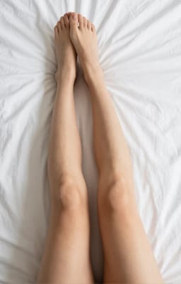 AI가 생성한 자연스러운 피부톤의 맨다리를 표현한 하체 이미지입니다.