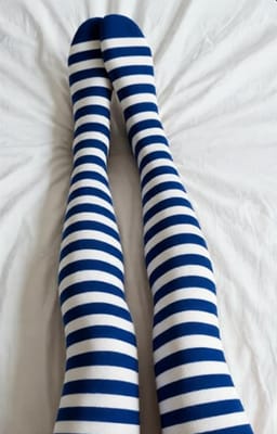 다리 한 쌍에 파란색과 흰색 줄무늬가 있는 무릎 위 양말 한 켤레를 신었습니다. AI 이미지 생성기의 양말 옵션입니다.