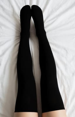 무릎 위 양말을 신은 여성의 AI가 생성한 하반신 이미지.