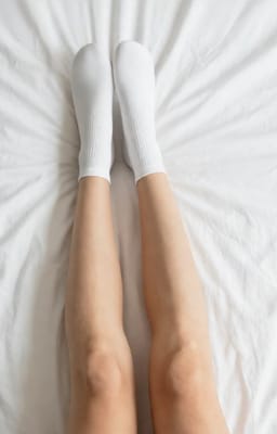 캐주얼한 발목 양말을 신은 여성의 AI가 생성한 하반신 이미지.