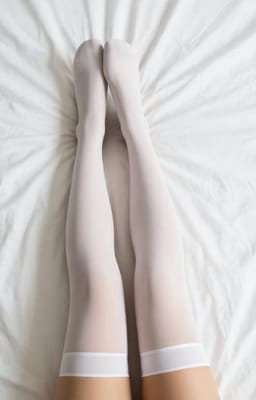 AI가 생성한 고전적인 흰색 스타킹을 입은 여성의 하반신 이미지.