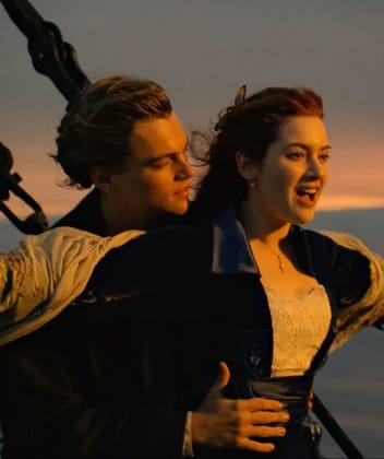 Jack og Rose krammer på Titanic. Modelskabelon til fotoudskiftning af ansigter.