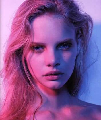 Kvinde i pink og blå belysning. Modelskabelon til fotoudskiftning af ansigter.